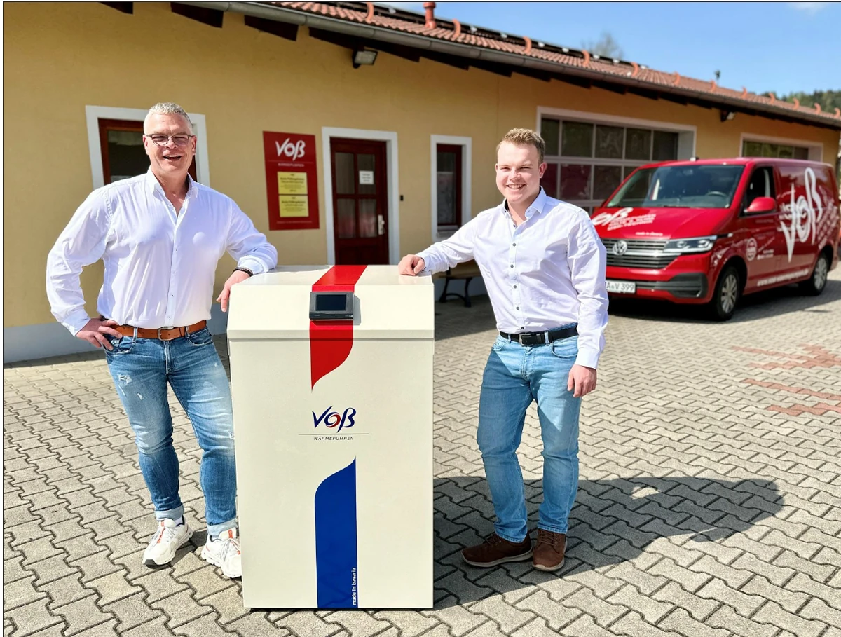 Peter und Philipp Voß mit einer Wärmepumpe vor dem Firmengebäude in Furth im Wald